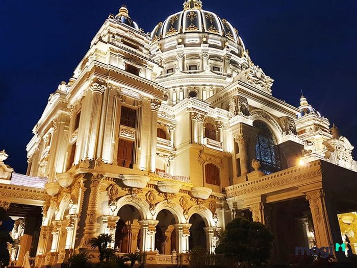 Cung điện Thành Thắng, một công trình có giá trị nghìn tỷ tại Ninh Bình, nổi bật không chỉ bởi quy mô khổng lồ mà còn bởi lối kiến trúc xa hoa của nó.