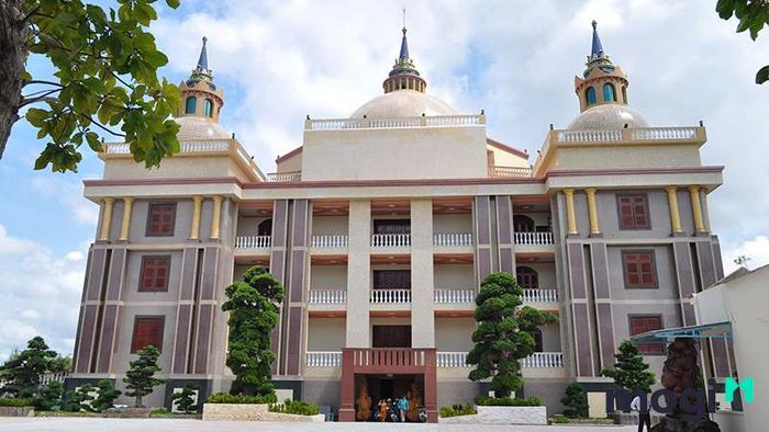 Lâu đài với 1000 cây tùng của đại gia Trầm Bê, nổi bật với sự kết hợp giữa thiên nhiên và kiến trúc xa hoa, là một trong những công trình khiến người ta phải trầm trồ.