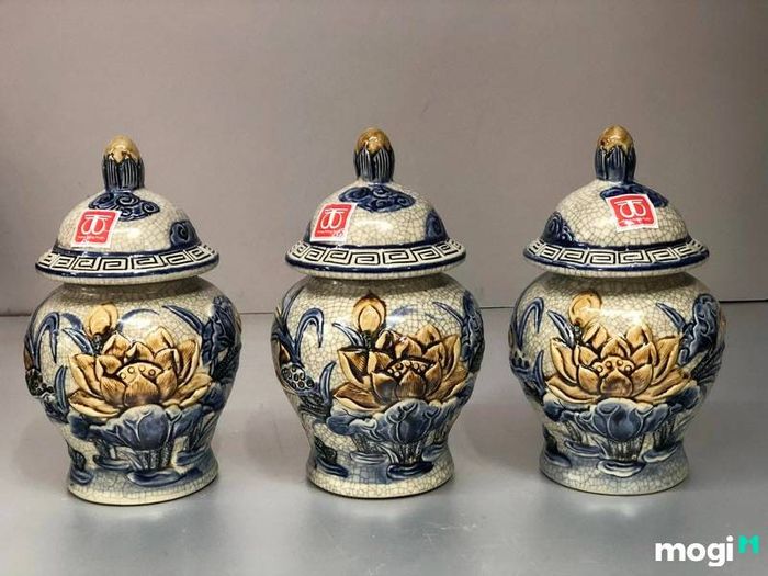 Ba hũ tam tài gồm gạo, nước và muối là những vật dụng không thể thiếu trên bàn thờ, tượng trưng cho sự đầy đủ và viên mãn.