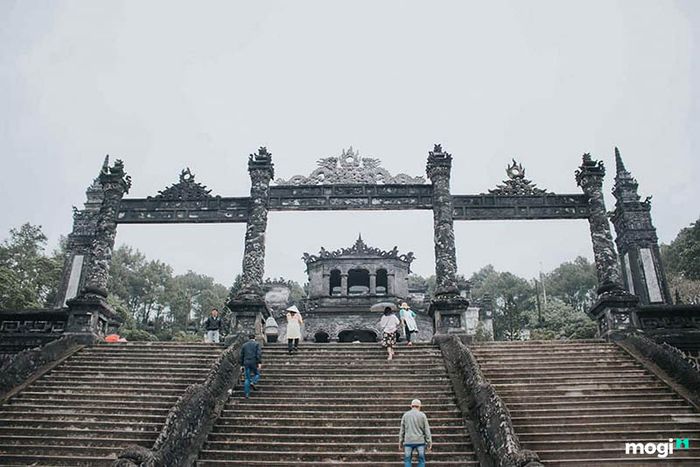 Cổng tam quan tại Lăng Vua Khải Định