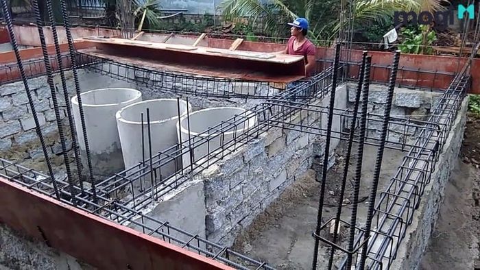 Tiến hành đổ bê tông vào kết cấu công trình