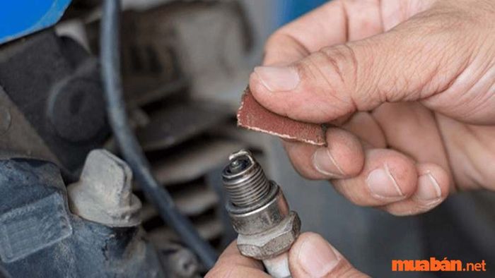 Bugi bị bẩn hoặc hỏng có thể gây ra tình trạng hụt ga và chết máy ở xe máy