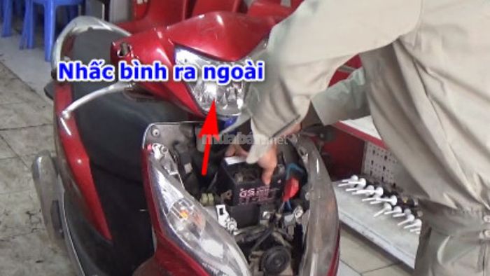 II. Hướng dẫn thay ắc quy xe Vision nhanh chóng và hiệu quả nhất