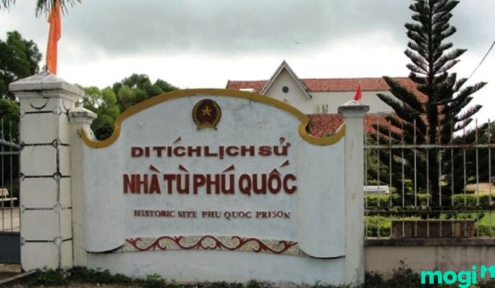 Nhà tù Phú Quốc nằm ở phía Nam, cách trung tâm huyện Đông Dương khoảng 28km.