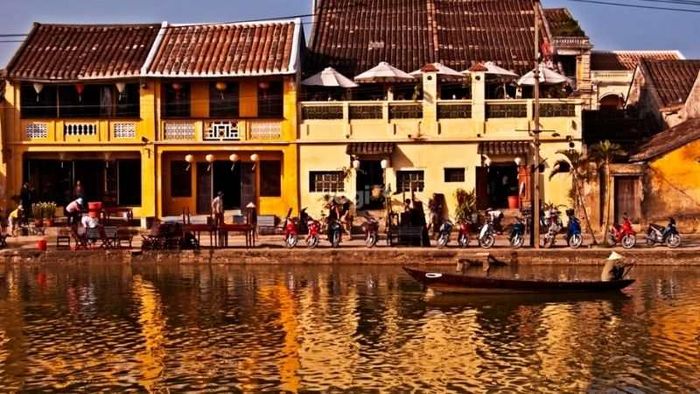 Mặc dù đã trải qua thời gian và xuống cấp, kiến trúc phố cổ vẫn giữ nguyên vẻ đẹp và bản sắc riêng biệt – Nguồn: Internet