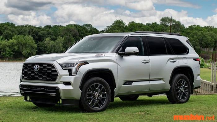 Toyota Sequoia – Mẫu xe gia đình 8 chỗ mạnh mẽ