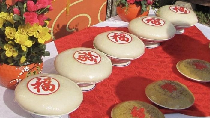 Vào ngày Tết Thường Tân, mọi người sẽ làm bánh dày, chè kho để cúng gia tiên, thể hiện lòng biết ơn đối với thần linh và cầu mong một mùa vụ mới bội thu.
