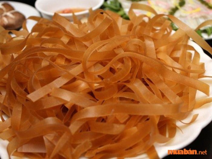 Bánh đa Hải Dương có độ mềm, dai đặc trưng, không dễ bị vỡ hay nát dù được ngâm lâu trong nước.