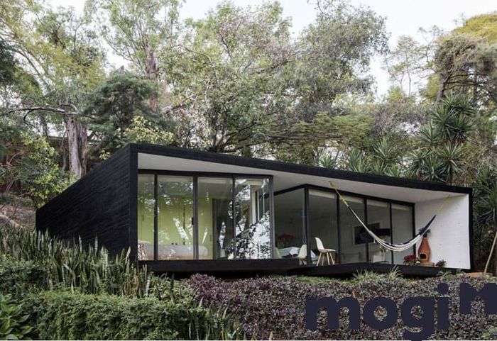 Một trong những ưu điểm nổi bật của nhà di động là khả năng lắp đặt và di chuyển linh hoạt từ địa điểm này đến địa điểm khác mà không mất nhiều thời gian hay công sức.