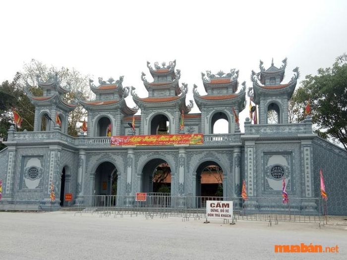Đền Tranh Ninh Giang là một địa danh linh thiêng, nổi tiếng với không gian thanh tịnh, thu hút phật tử và du khách hành hương. Ngôi đền này không chỉ là điểm đến tâm linh mà còn là một biểu tượng văn hóa của vùng đất Hải Dương.