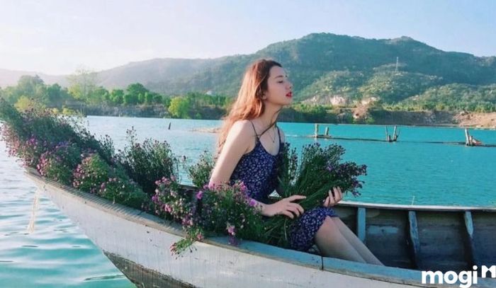 Thuyền hoa huyền bí giữa lòng hồ Đá Xanh Vũng Tàu