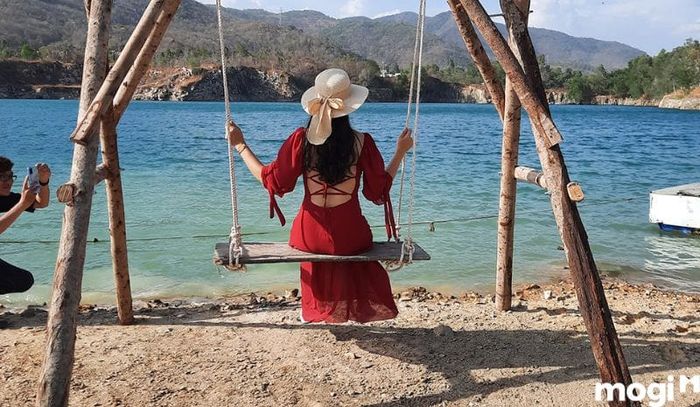 Xích đu gỗ sẽ đưa bạn trở lại những ký ức ngọt ngào của tuổi thơ, nơi bạn từng vui đùa với những khoảnh khắc vô tư trên chiếc xích đu đơn giản nhưng đầy kỷ niệm.
