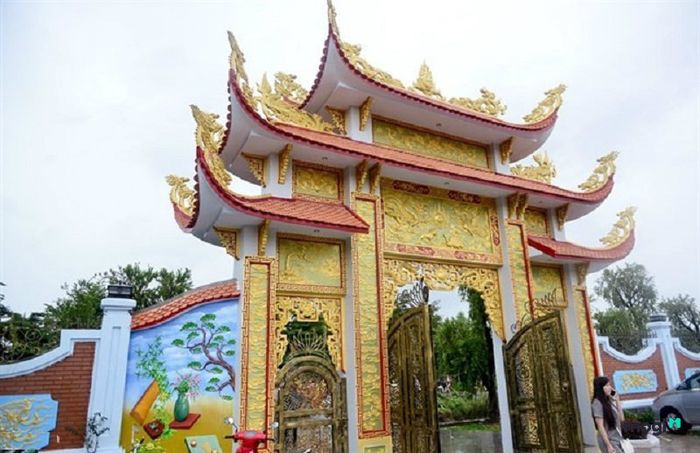 Nhà thờ Tổ của Hoài Linh.