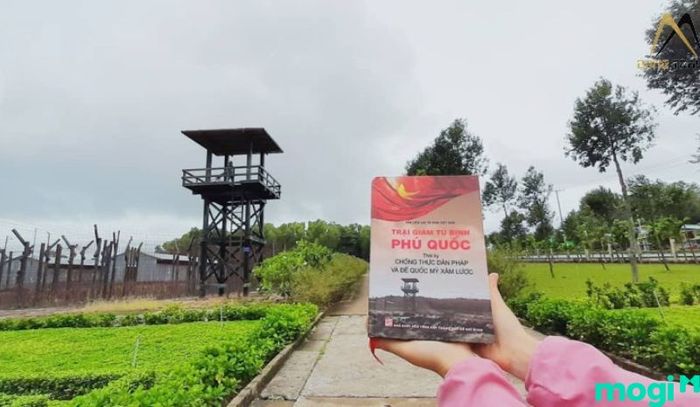 Cổng Tiểu đoàn 8 quân cảnh là một điểm thu hút lớn đối với khách tham quan khi đến Nhà tù Phú Quốc.