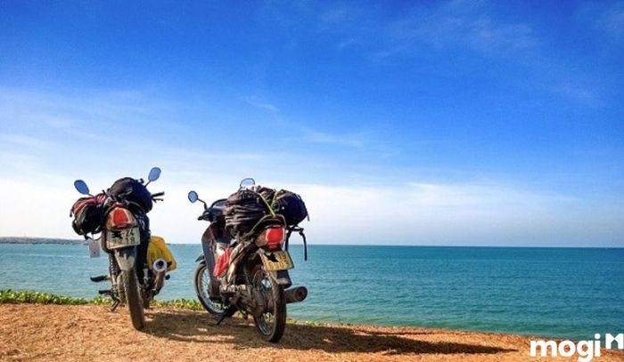 Bạn có thể chọn đi xe máy hoặc ô tô để đến tham quan nhà tù Phú Quốc.