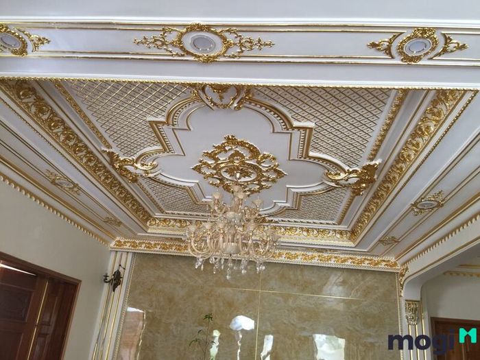 Một thiết kế trần dát vàng cổ điển đầy quý phái
