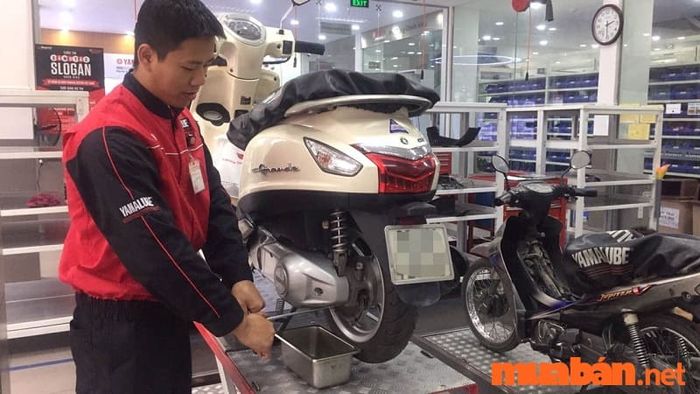 Thời gian thay nhớt xe tay ga là bao lâu là tốt nhất? Tìm hiểu ngay
