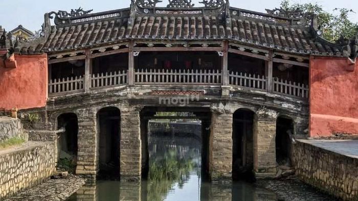 Chùa Cầu là một trong những điểm du lịch nổi tiếng, thu hút rất nhiều du khách đến tham quan - Nguồn: Internet