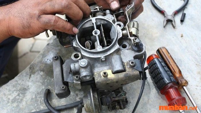 Bộ chế hòa khí bị hỏng là một trong những nguyên nhân gây ra tình trạng xe máy bị hụt ga và chết máy