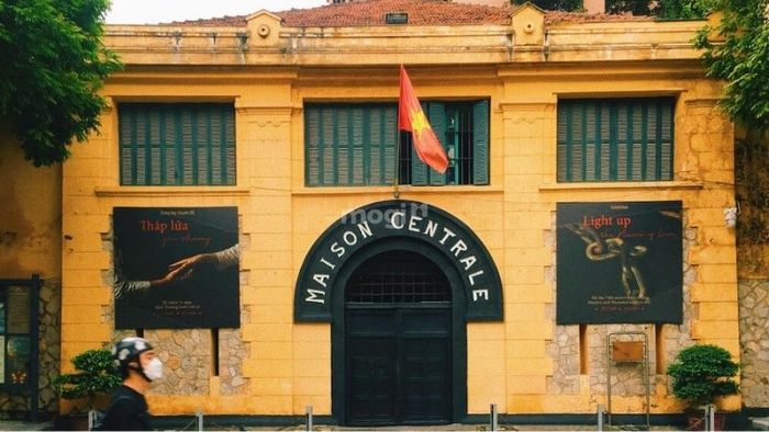Di tích Nhà tù Hỏa Lò, Hà Nội sở hữu nhiều yếu tố kiến trúc cổ kính đặc sắc - Nguồn: Internet