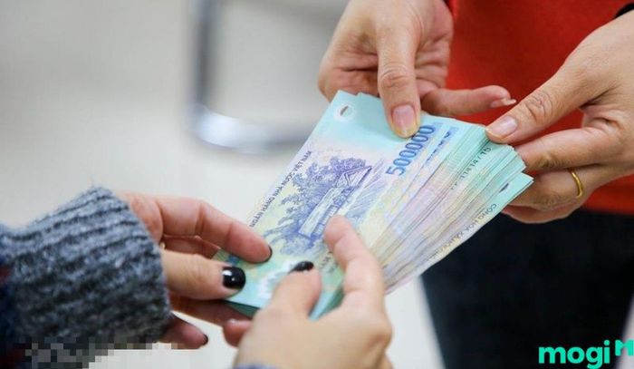 Mùa Tết 2024, nhiều bạn trẻ chọn làm việc để kiếm thêm tiền tiết kiệm