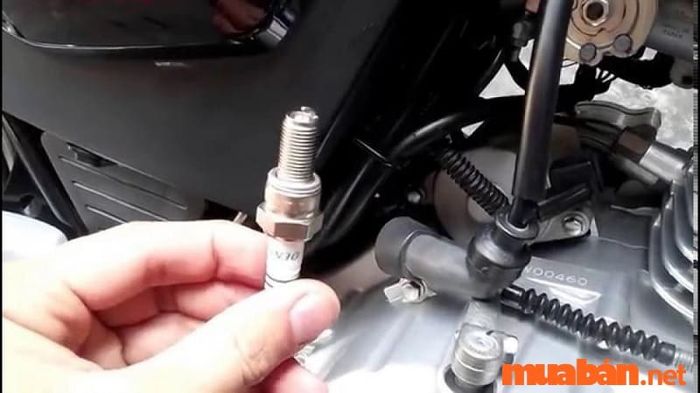 Nguyên nhân gây chết máy khi đang di chuyển có thể là do sự cố với bugi trong hệ thống đánh lửa của xe