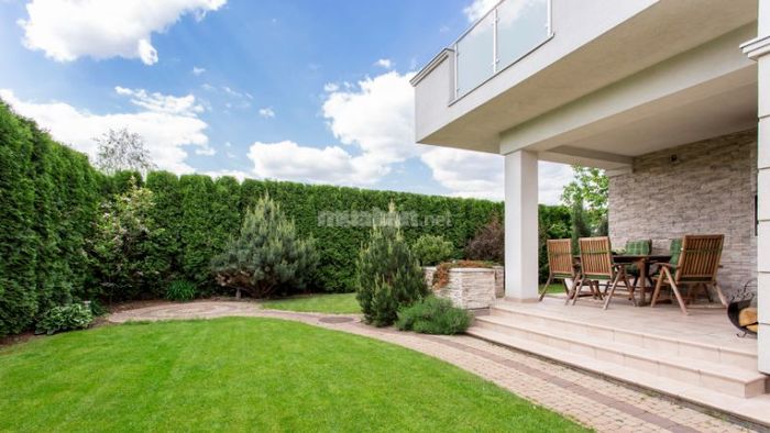 Các vật liệu cao cấp thường được lựa chọn trong phong cách luxury bao gồm kính cường lực, đá tự nhiên, gỗ quý và kim loại mạ vàng để tạo nên không gian sang trọng.