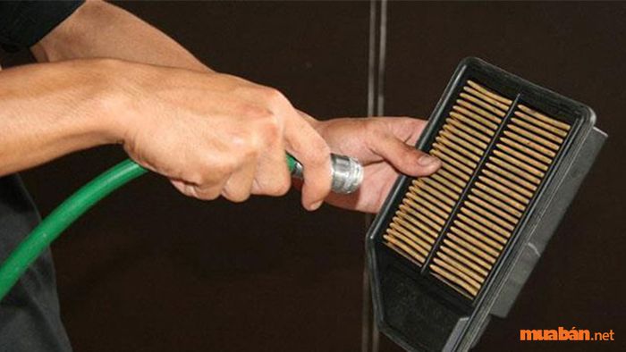 Dùng vòi nén khí xịt nghiêng màn lọc gió để làm sạch bụi bẩn hiệu quả.