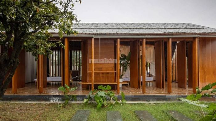 Mẫu nhà này gây ấn tượng với phong cách thiết kế mạnh mẽ, tối giản, khai thác những đường nét thẳng và hình khối rõ ràng, tạo nên vẻ đẹp kiến trúc độc đáo.