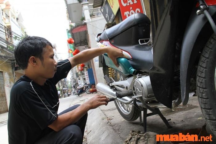 Để giải quyết tình trạng xe chết máy khi đang di chuyển, cách tốt nhất là đưa xe đến tiệm sửa xe để các thợ chuyên nghiệp kiểm tra và xử lý.