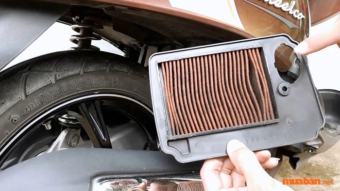 Khi bụi bẩn tích tụ trên lọc gió, hiệu suất vận hành của xe sẽ bị suy giảm một cách rõ rệt.