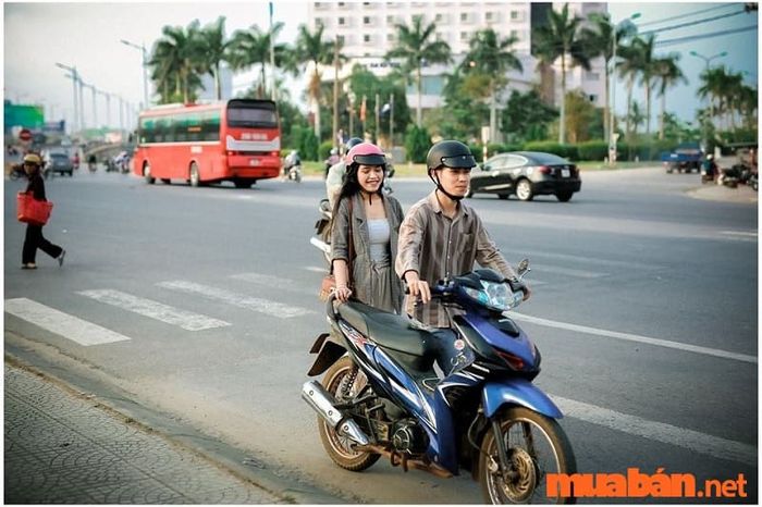 Một nguyên nhân khác bạn có thể kiểm tra là bình xăng, vì nếu xe hết xăng, động cơ sẽ ngừng hoạt động khi đang chạy.