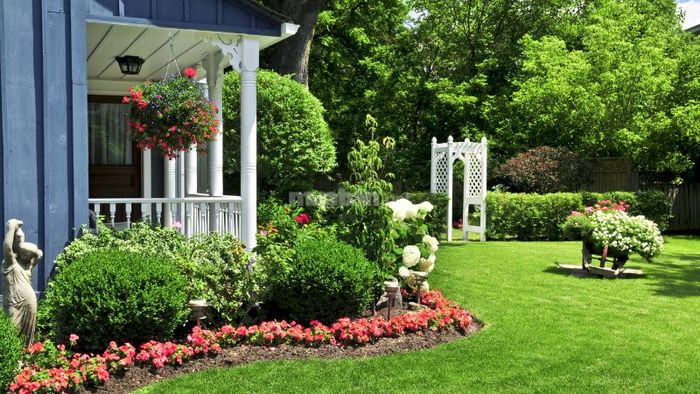 Cửa kính lớn không chỉ là điểm nhấn thẩm mỹ mà còn giúp tạo sự liên kết mượt mà giữa không gian trong nhà và sân vườn bên ngoài.