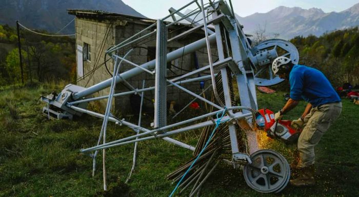 The French environmental organization Mountain Wilderness has been given the responsibility of removing the ski lift.