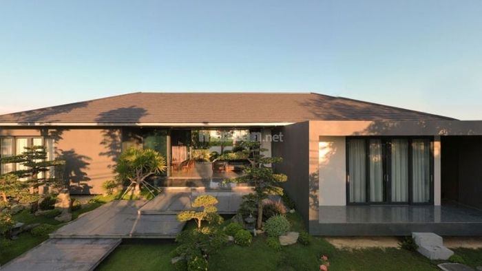 Mẫu nhà này được thiết kế với ba phòng ngủ, phù hợp cho gia đình từ 4 đến 6 người.