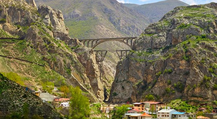 The Veresk Bridge on the Trans-Iranian Railway crosses a dramatic gorge.