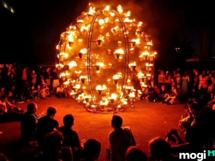 Trò chơi Halloween này rất phù hợp cho các nhóm, tạo cơ hội để mọi người kết nối và tận hưởng không khí lễ hội.