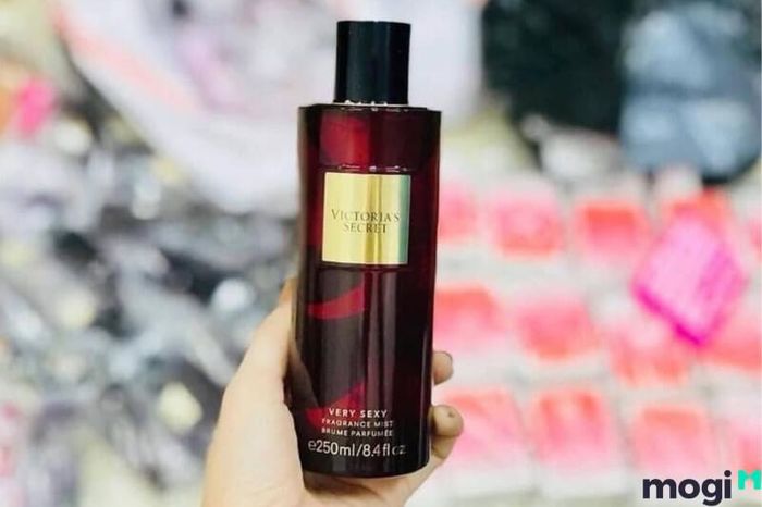 Body mist là một loại xịt thơm toàn thân, nhẹ nhàng và dễ sử dụng, mang đến cho bạn một làn da thơm ngát suốt cả ngày.