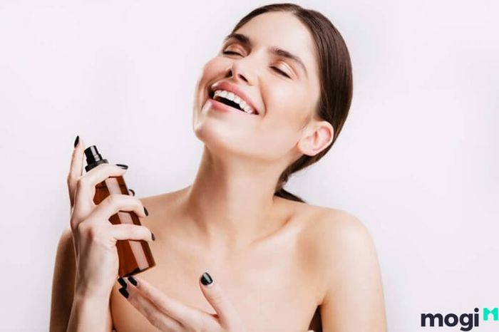 Body Mist chính là loại xịt thơm cơ thể có nhiều mùi khác nhau, thường được dùng để tạo hương thơm nhẹ nhàng cho cơ thể mỗi ngày.
