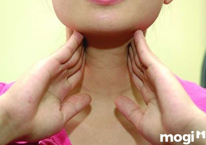 Một trong những cách nhanh chóng để chữa nấc cụt là ép huyệt động mạch cảnh. Phương pháp này giúp kích thích hệ thần kinh, từ đó làm giảm hiện tượng nấc cụt khó chịu.