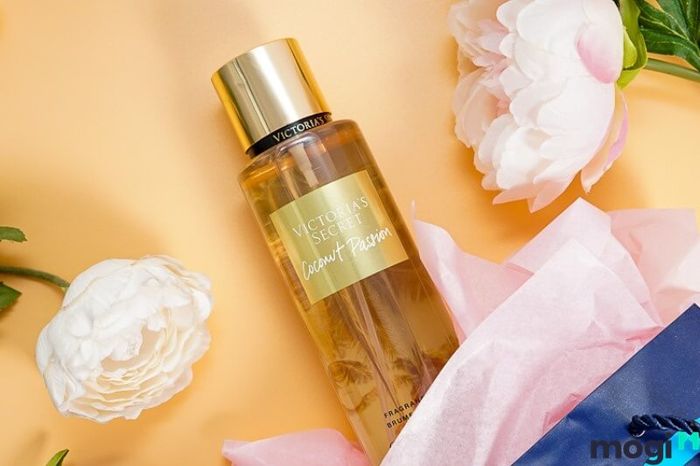Body Mist Victoria's Secret Coconut Passion mang đến cho bạn một làn da mềm mịn, thơm ngát với hương dừa ngọt ngào, dễ chịu.
