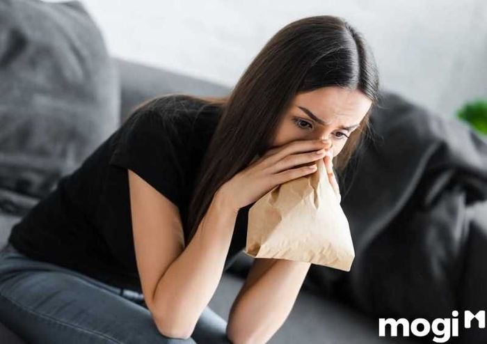 Sử dụng túi giấy là một trong những cách nhanh chóng giúp ngừng nấc cụt