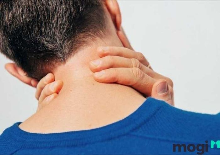 Gõ hoặc xoa sau gáy là phương pháp nhanh chóng giúp dứt cơn nấc cụt