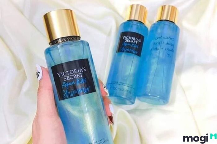 Body Mist Victoria’s Secret Aqua Kiss là sự kết hợp hoàn hảo của hương thơm dịu nhẹ, tạo cảm giác dễ chịu và thoải mái mỗi khi sử dụng.