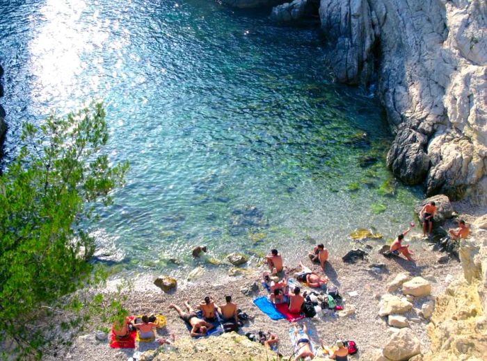 It was strictly prohibited to scramble down the treacherous cliffs to the sea in Marseille. Yet, even mothers with young children paid no mind to the warning signs.