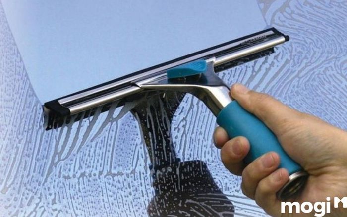 Trước khi dán decal, việc vệ sinh bề mặt kính là rất quan trọng để đảm bảo độ bám dính tốt nhất.