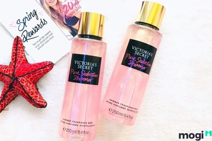 Body Mist Victoria's Secret Pure Seduction mang đến cho bạn hương thơm ngọt ngào, lôi cuốn và đầy quyến rũ, là sự lựa chọn tuyệt vời cho những ai yêu thích sự nữ tính nhẹ nhàng.