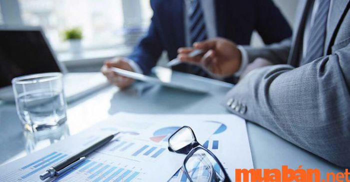 Sản xuất là quá trình biến đổi nguyên liệu thành sản phẩm để phục vụ nhu cầu tiêu dùng.