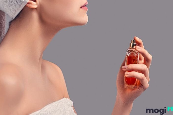 Xịt Body Mist lên cơ thể ngay sau khi tắm để mùi hương lưu lại lâu và lan tỏa đều trên da.
