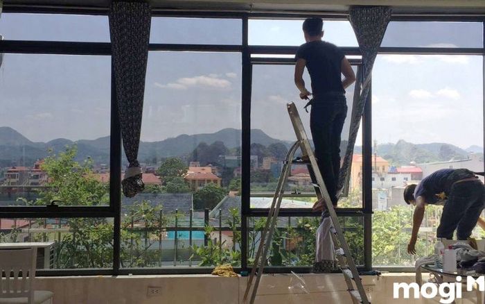 Gạt phẳng lại lớp decal